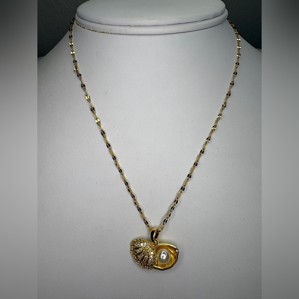 Gold Clam Shell Faux Pearl Necklace
